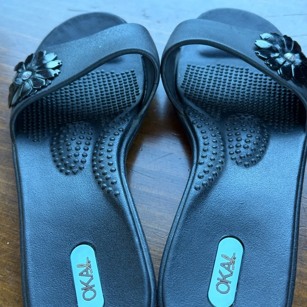 Oka B Sandals Black Flip Flops Flower Accent - M - Picture 7 of 12